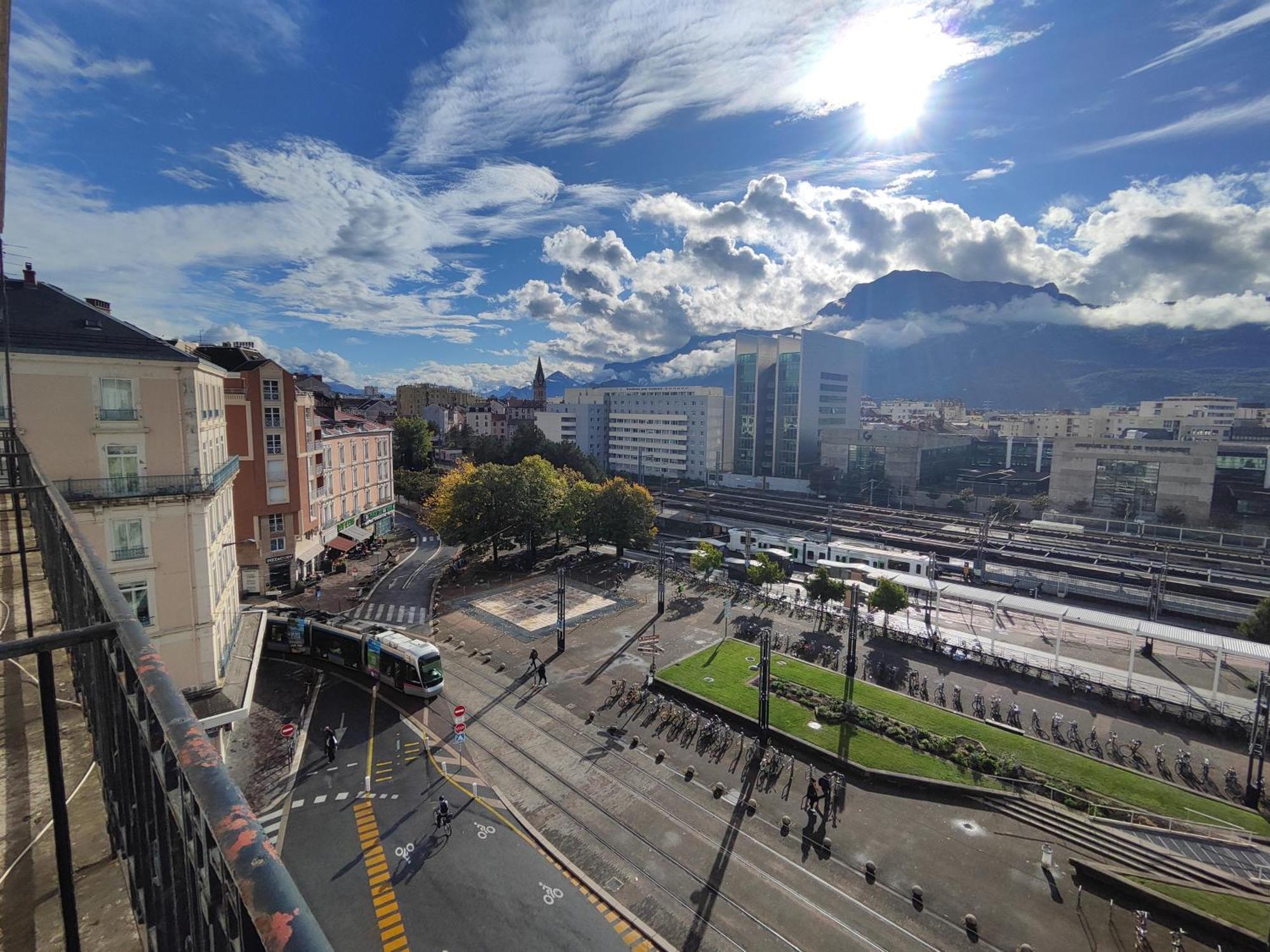 ホテル Campanile Grenoble Centre Gare エクステリア 写真